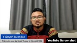 Ông Y Quynh Bdap, đồng sáng lập nhóm Người Thượng Vì Công lý (MSFJ), ngày 30/11/2023. (Photo YouTube Dak Lak News)