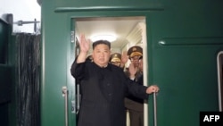 Kuzey Kore'nin resmi Kore Merkezi Haber Ajansı'nın yayınladığı fotoğrafta Kim Jong Un Rusya'ya gitmek üzere trenle yola çıkarken görülüyor, 10 Eylül 2023. 