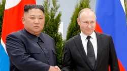 Kim Jong Un (trái) và Vladimir Putin, tại Vladivostok, Nga, ngày 25 tháng Tư, 2019.