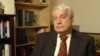 Полицейский ведет одного из подозреваемых в убийстве Бориса Немцова в зал суда. Москва, Россия. 8 марта 2015 г.