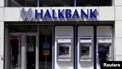 Halkbank’ın ABD Anayasa Mahkemesi’ne yaptığı başvuru, reddedilmesi sonrasında teamül hukukuna göre Amerika’da yargılanıp yargılanamayacağının değerlendirilip karara bağlanması için İkinci Bölge Temyiz Mahkemesi’ne gönderilmişti.
