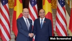 Bộ Trưởng Thương mại Wilbur Ross và Thủ tướng Việt Nam Nguyễn Xuân Phúc tại Hà Nội, ngày 08/11/2019. Photo Chinhphu