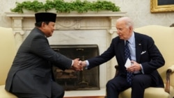 Tổng thống Indonesia Prabowo Subianto (trái) gặp Tổng thống Mỹ Joe Biden tại Nhà Trắng, Washington, 12/11/2024 (REUTERS/Kevin Lamarque).