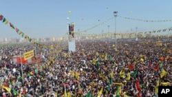 Diyarbakır'daki Nevruz kutlamalarına katılan yüz binlerce kişi Abdullah Öcalan tarafından iletilen çözüm süreciyle ilgili mesajları dinledi.
