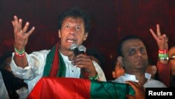 تحریک انصاف کے سربراہ عمران خان (فائل فوٹو)