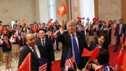 Tổng thống Mỹ Donald Trump vẫy cờ Việt Nam ở Hà Nội hôm 27/2/2019 khi ông gặp Thủ tướng Việt Nam Nguyễn Xuân Phúc.