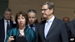 AB Yüksek Temsilcisi Catherine Ashton, İran'la müzakereler konusunda iyimser bir tablo çizmeye çalışırken Alman Dışişleri Bakanı Guido Westerwelle daha karamsar bir yaklaşım sergileyerek, "İran zamana oynamaya devam ediyor" dedi.